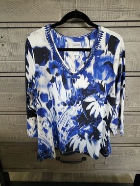 Chico's Blue and White Floral V-Neck Three quorter Sleeve Top